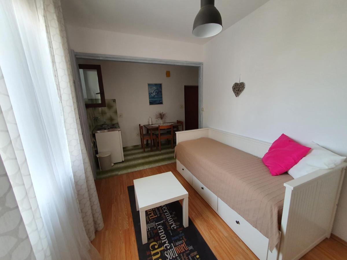 Aenona Sunny Apartment Vrsi Exterior photo